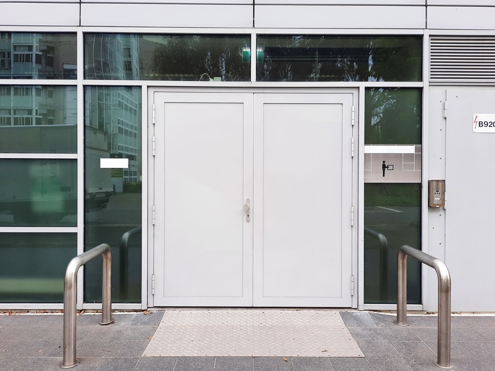 Aluminium entrance doors in a glazed facade